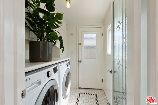 Building Photo - 864 Wellesley Ave