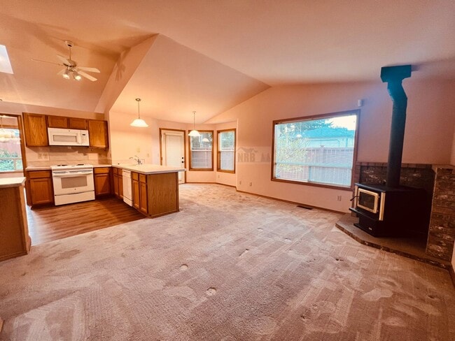 Building Photo - Absolutely Gorgeous Single Family Home located at Olympia!