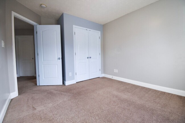 Building Photo - 4 bedroom, 2.5 bathroom Home!