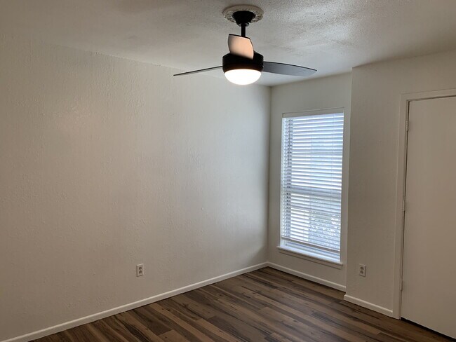 Building Photo - Updated Duplex in the Heart of Shopping an...