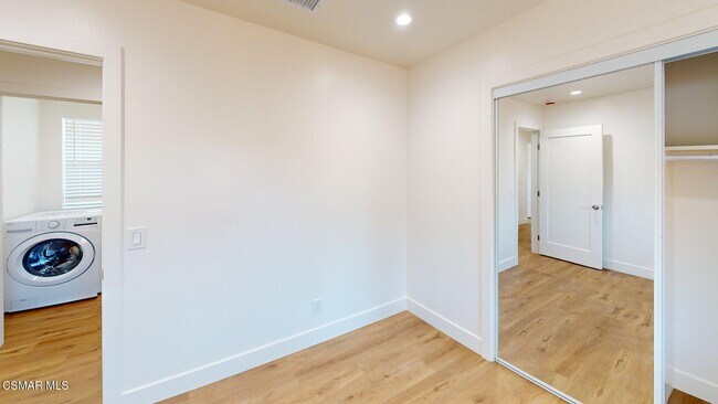 Building Photo - 936 Calle Pensamiento