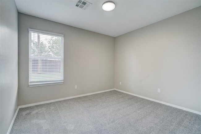 Building Photo - 10425 Aberdeen Dr