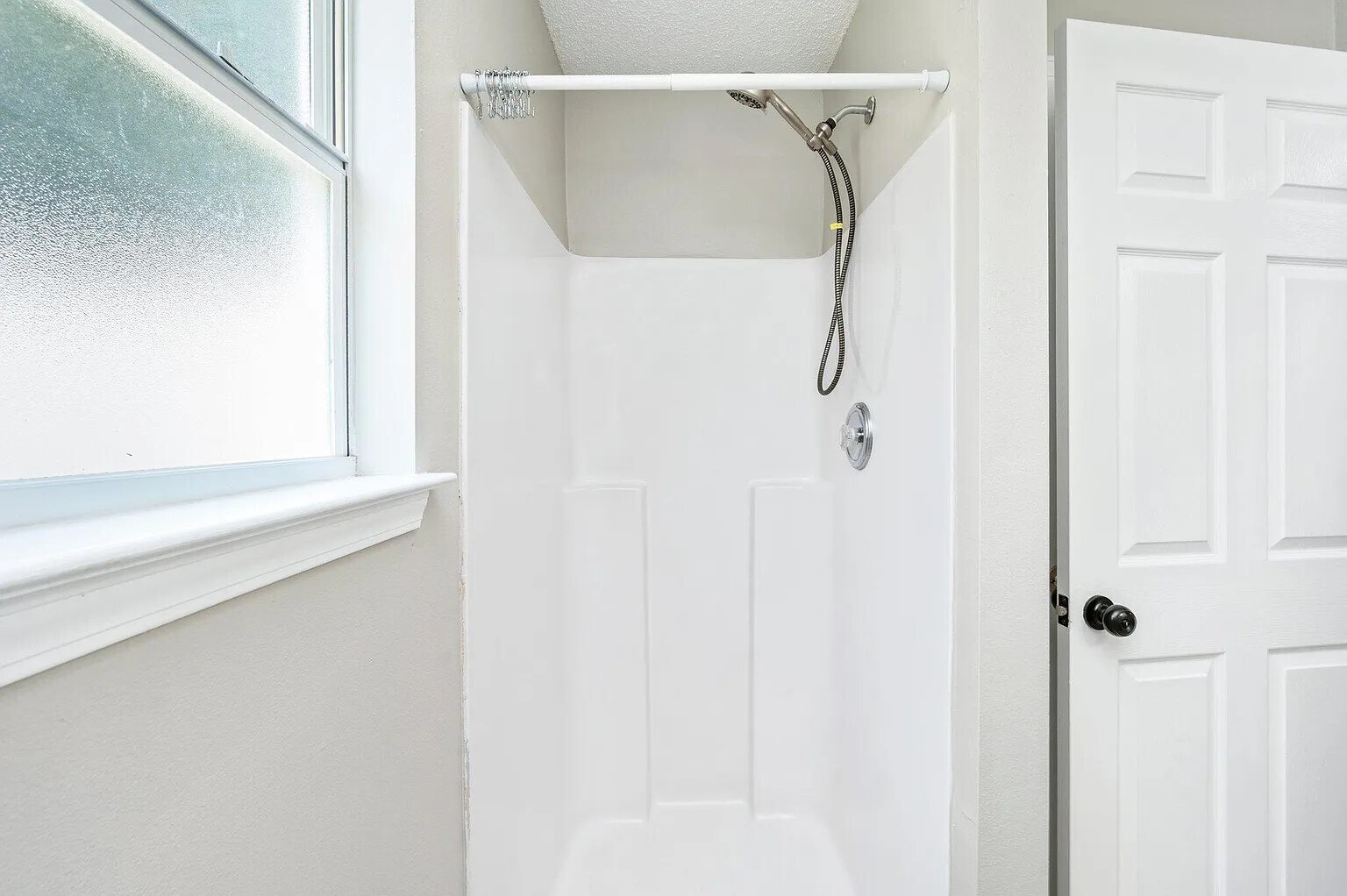 guest bathroom 3 - 329 Dahlquist Dr