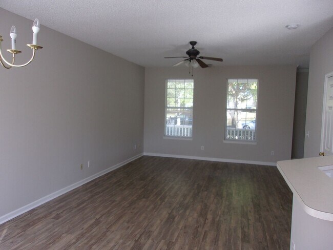 Building Photo - 3 Bedroom / 2.5 Bathroom with 2 car garage...