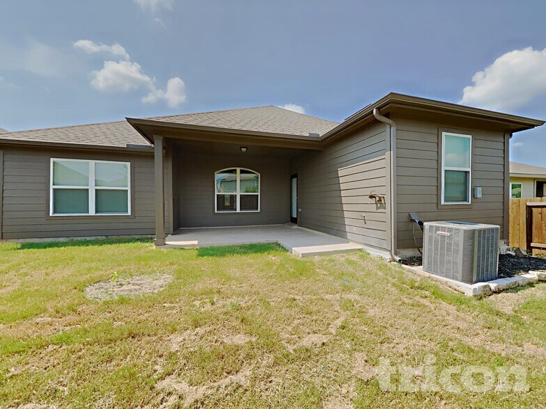 Building Photo - 2312 Redbud Dr
