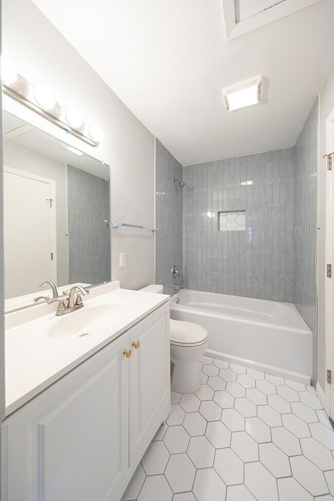 Building Photo - 4900 Hawk Cove
