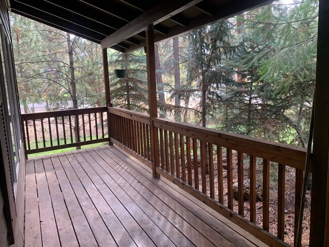 Building Photo - Splendid 3-bdr/2.5 bath home in the beauti...