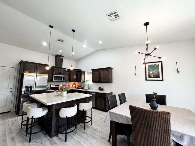 Building Photo - "Spacious 4-Bedroom, 2-Bathroom home in Prime Yuma!"