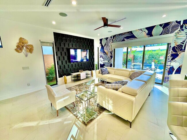 Building Photo - 549 NE 14th Ave