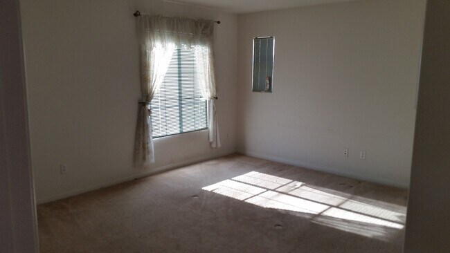Building Photo - Wonderful 5 Bedroom 3 Bathrooms home in Ch...