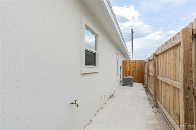 Building Photo - 18 Rafael Dr