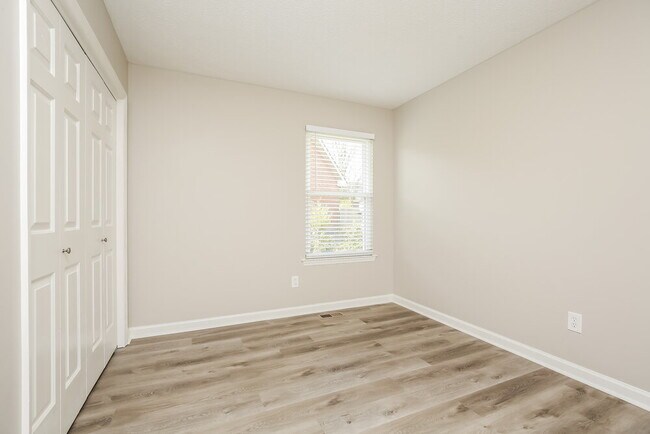 Building Photo - 125 Oak Leaf Dr