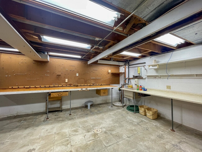 Building Photo - 6211 Fisher Ln