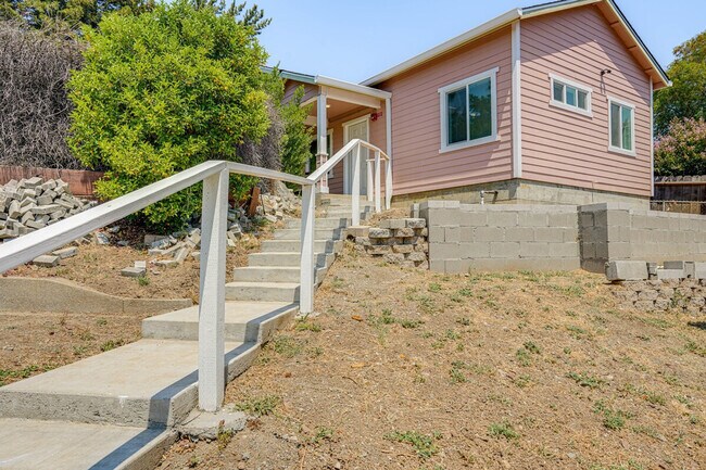 Building Photo - 1120 Sunrise Hill