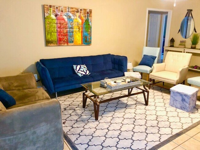 Building Photo - 2 Bedroom 2 Bath Townhome FULLY FURNISHED