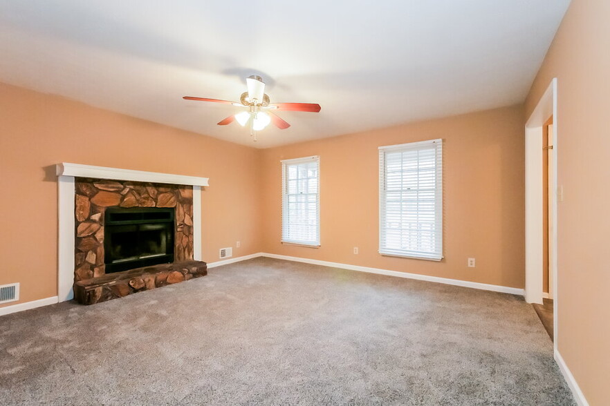 Building Photo - 240 Brookclear Ln