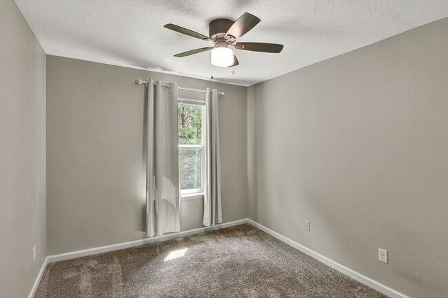 Building Photo - 3 bedrooms, 2.5 bathrooms townhome in St Augustine!