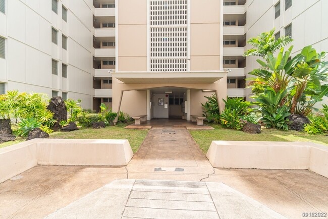Building Photo - Upgraded 2BR 1BA 1PARKING near Waikiki & UH Manoa! Dishwasher & Washer/Dryer In Unit!