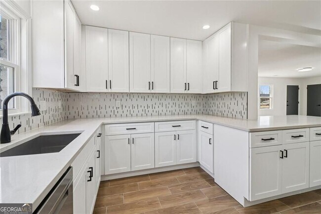 Building Photo - 2219 Lisa Dr SE