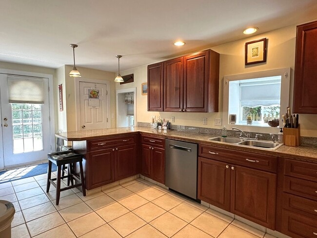 Building Photo - Winter Rental: Available Oct. 1-May 31 (Ut...