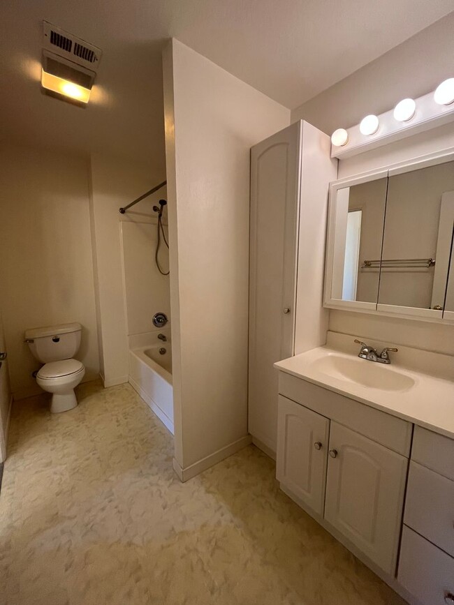 Building Photo - Spacious 2 bed 2 bath condo available in t...