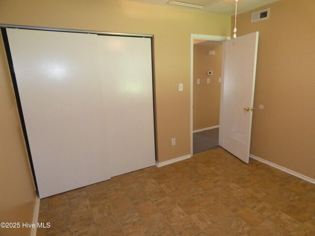 Building Photo - 207 Village Dr