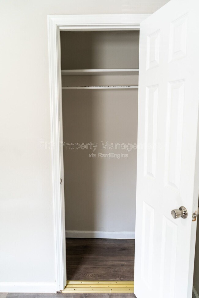 Building Photo - 1136 Valley Dr SW