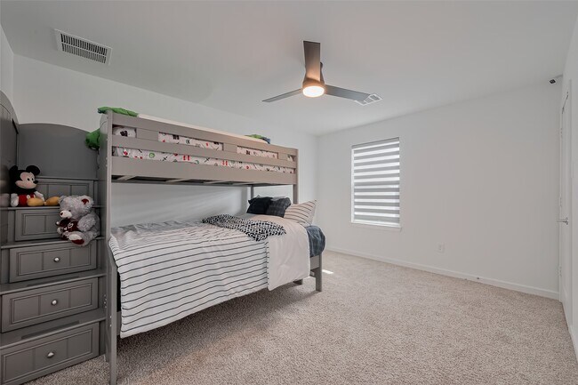 Building Photo - 21611 Shadowbrook Birch Dr