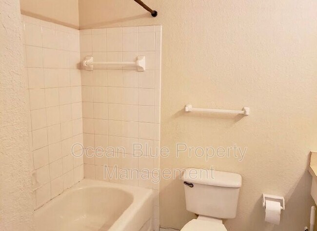 Building Photo - 18001 Richmond Pl Dr