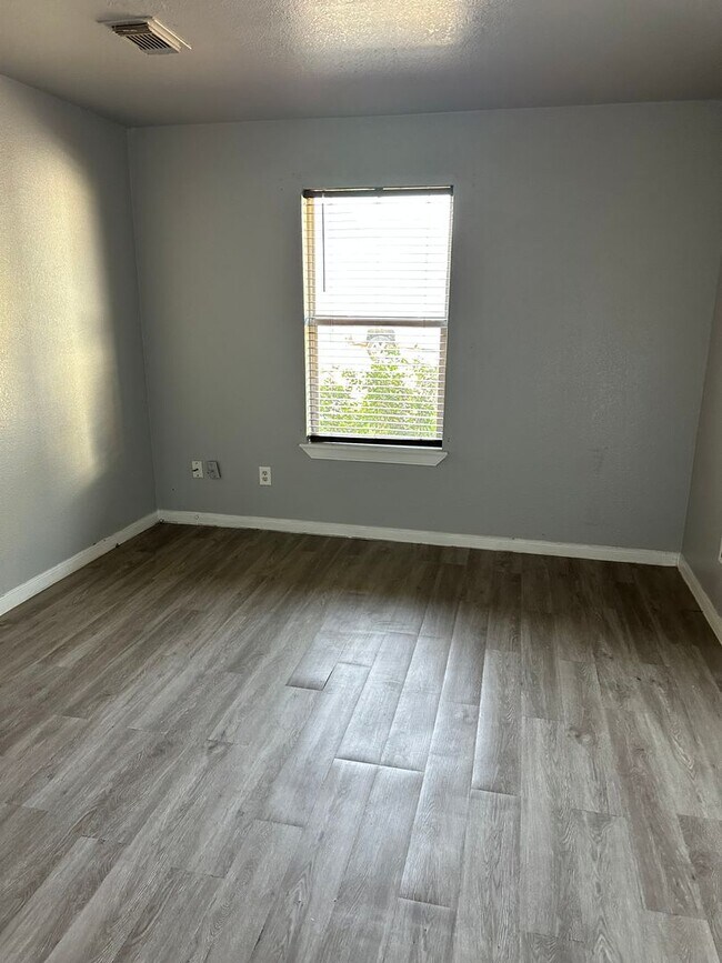 Building Photo - 4 Bedroom 2 Bathroom in 76105 Available!