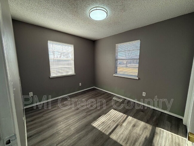 Building Photo - 306 E 3rd St