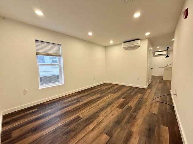 Building Photo - 451 Green Ln