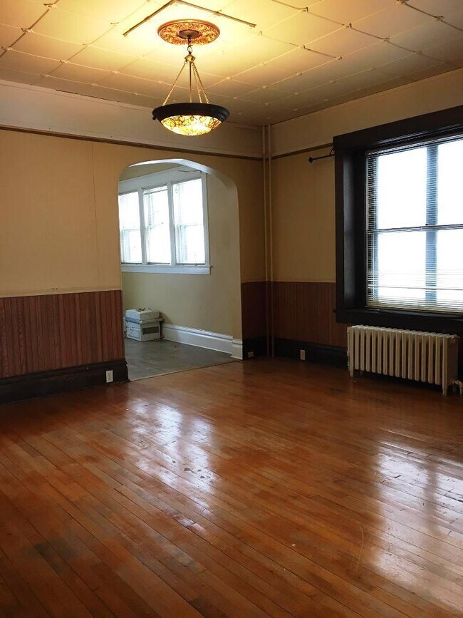 Building Photo - 118 9th St S