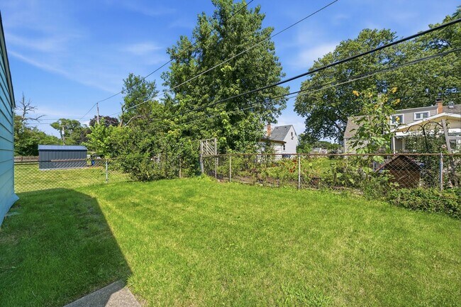 Building Photo - 829 N Roy Ave