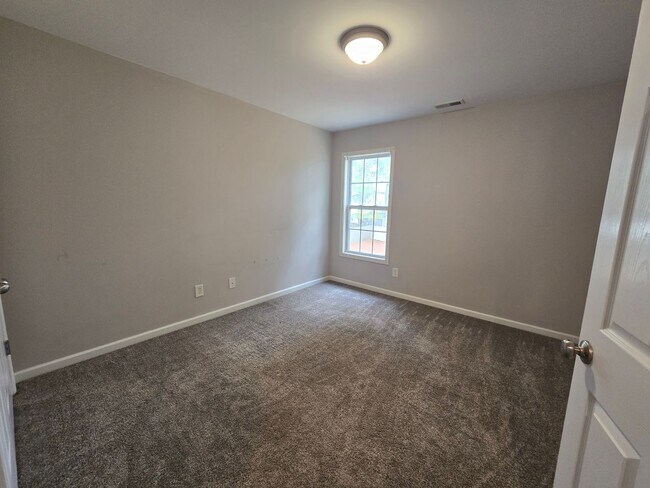 Building Photo - New Listing!!