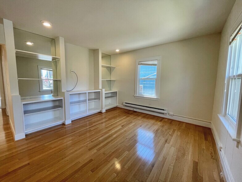 Building Photo - 914 E Fir St