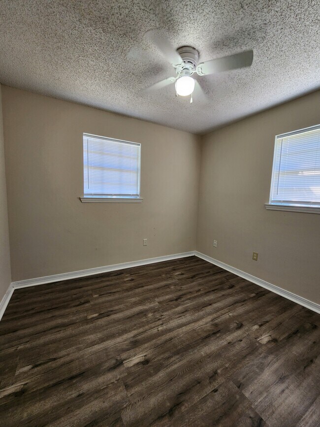 Building Photo - 2131 Woodside Dr