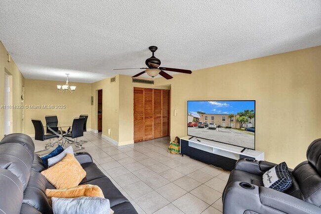 Building Photo - 10804 N Kendall Dr