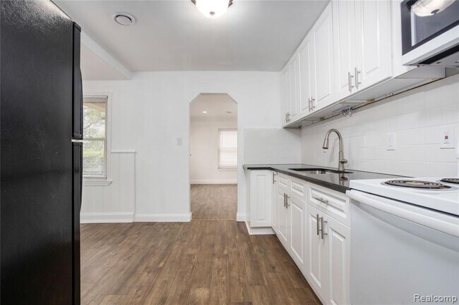 Building Photo - 18261 Brentwood St