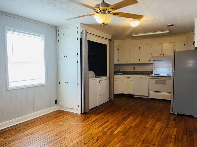 Building Photo - Beautiful 2 bedroom 1.5 bathroom apartment in Downtown Hogansville! Must see!