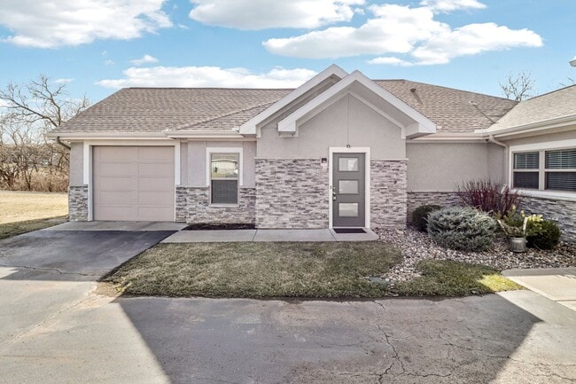 Building Photo - 9776 Montclaire Dr