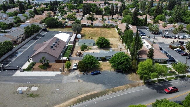 Building Photo - 7421 N Maple Ave