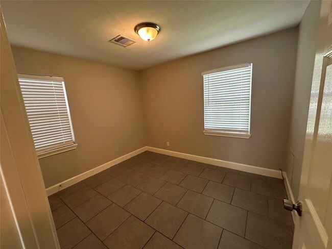 Building Photo - 9329 Chesterfield Dr