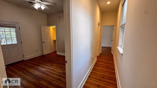 Building Photo - 5bd/2ba Near Campus and Broadway!