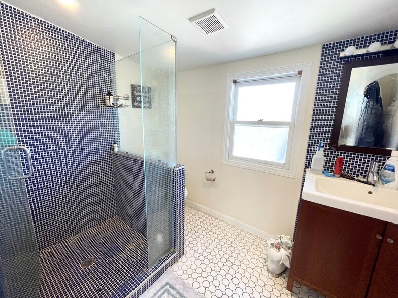 Building Photo - 7 Iroquois St