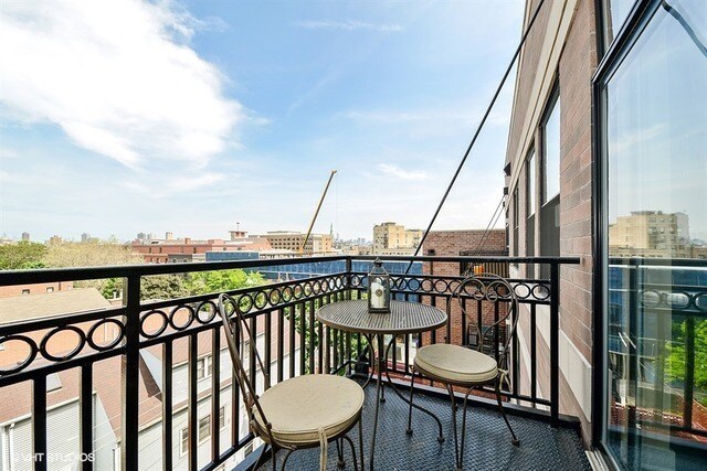 Balcony - 3245 N Ashland Ave