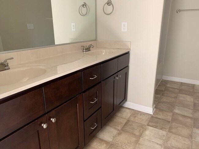 Building Photo - 4 Bedroom House in Madison Heights