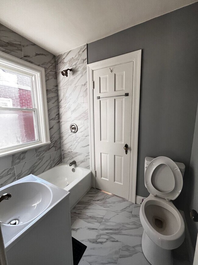 Building Photo - Spacious 3-Bedroom Home for Rent – Comfort...