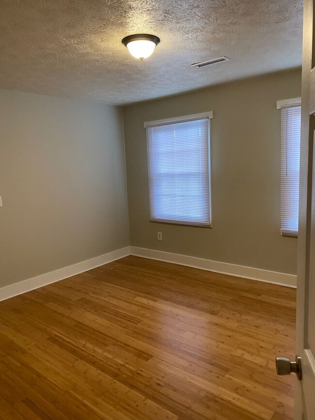 Building Photo - 5 Bedroom, 2.5 Bathroom house, Super convenient location! Arden