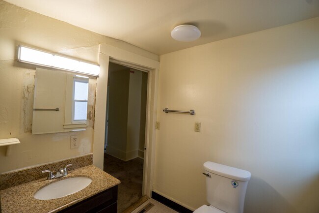 Building Photo - AVAILABLE 6/1/26 - House for Rent Near Sho...